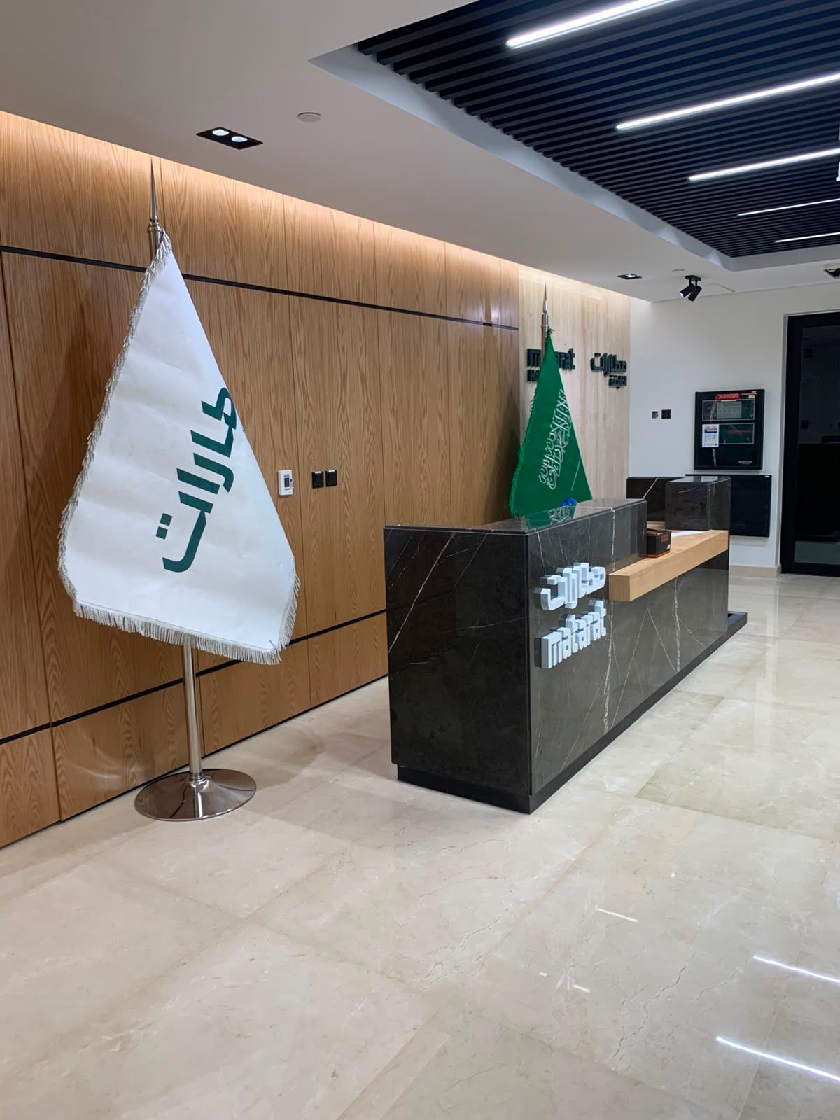 الاستقبال · الكاونتر الرخامي والحروف والأعلام · جدة
