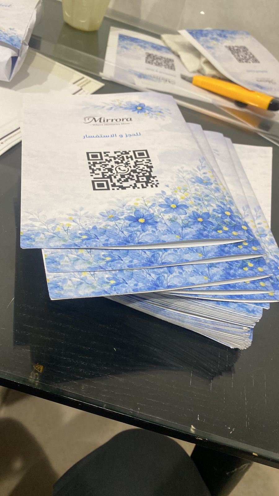 كومة من بطاقات مطبوعة حديثًا برمز QR لعلامة تجزئة، جدة