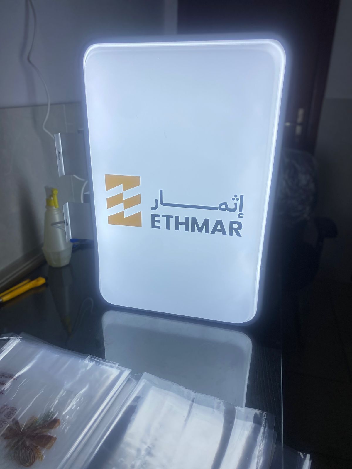 لوحة مضيئة على واجهة محل تجاري ليلاً في جدة