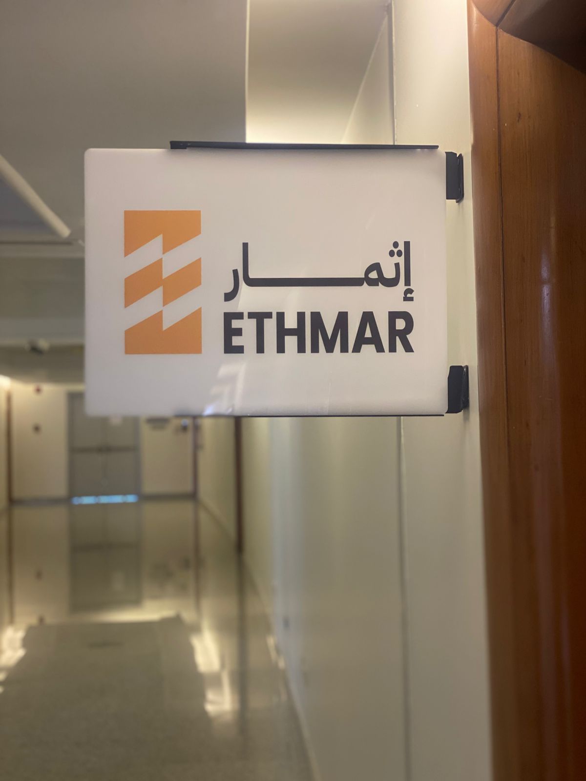 لوحة مضيئة ذات الوجهين مثبتة بشكل بارز على جدار ممر مكتبي، جدة