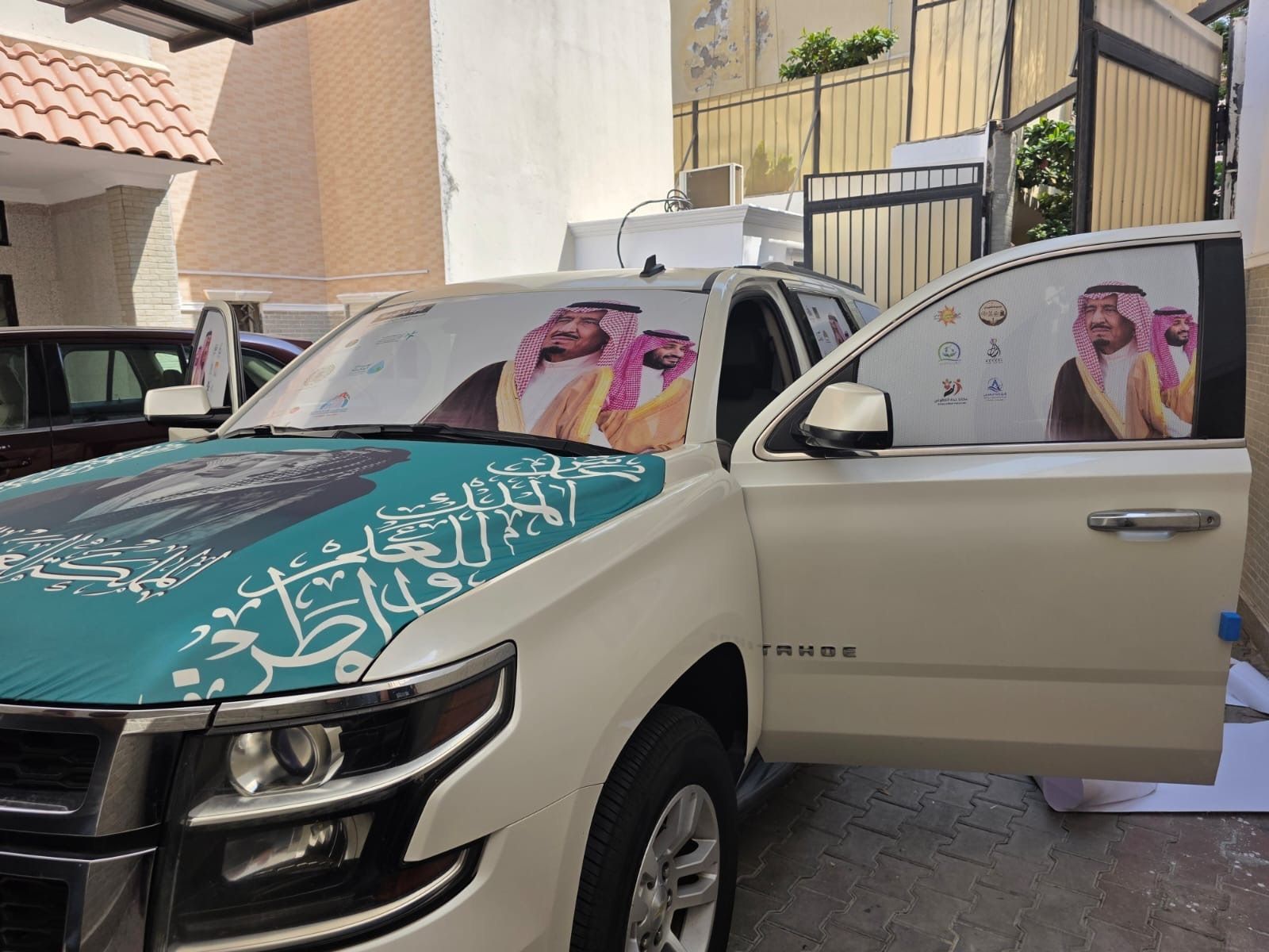 مقدمة سيارة دفع رباعي برسم اليوم الوطني على غطاء المحرك وفيلم مطبوع على الزجاج الأمامي وزجاج الباب، جدة